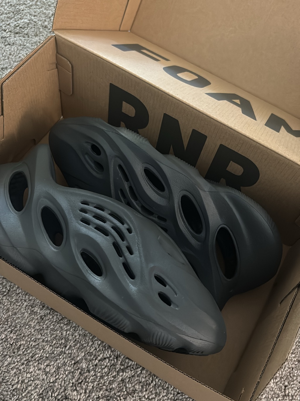 Adidas Yzy Foam Rnr In Carbon